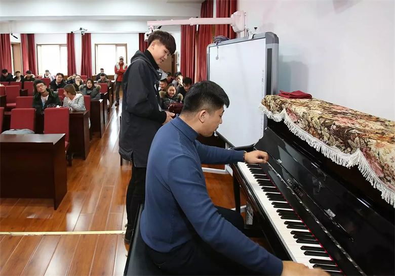 大连大学音乐学院键盘系师生赴黑龙江艺术职业学院举办讲座和交流音乐